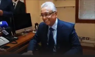 A quelques minutes de la présentation du Budget, Pravind Jugnauth se prête à une séance de photos