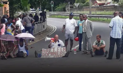 Le Groupe Zenfan Roche-Bois manifeste devant la Government House 