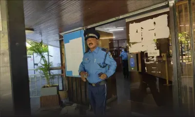 Enquête judiciaire sur la mort de Pravin Kanakiah - sa veuve au sergent Keesoondoyal : «mo panse linn met fin so lavi akoz presion dan travay»