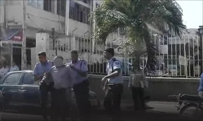 En face de la Cour Suprême : un homme récalcitrant interpellé en pleine rue