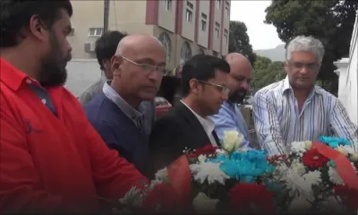 Rama Valayden et des avocats déposent des gerbes devant l’ambassade de France