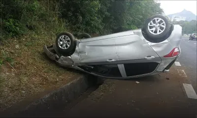 Réduit : une voiture fait plusieurs tonneaux avant de finir les quatre roues en l'air