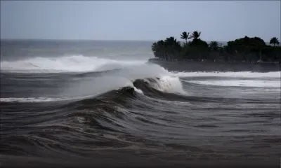 L'œil du cyclone Belal fond sur La Réunion, en alerte maximale
