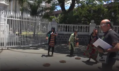 Protestation symbolique : Rezistans ek Alternativ dépose des plats de terre devant l’Hôtel du gouvernement