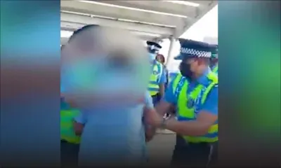 Rose-Hill : un collégien embarqué de force après avoir chanté «Polico Crapo» à l’adresse d’un policier