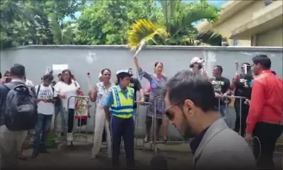 Des sympathisants de Bruneau Laurette avec des roses