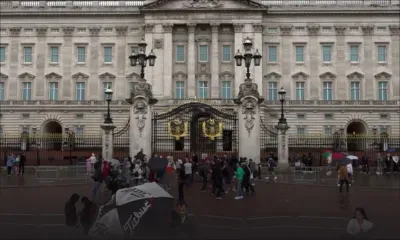 Devant Buckingham Palace, les larmes, le silence, puis l'hymne "God save the Queen"