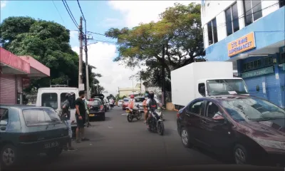 Route Ste-Anne, Rose-Hill : business as usual