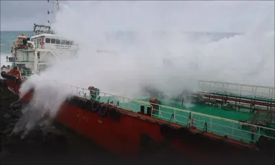 Cyclone Batsirai à La Réunion: les marins du navire échoué "ont eu très peur"