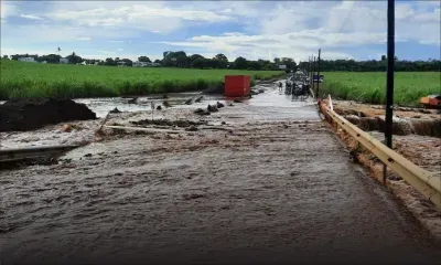 [En images] Piton : une route principale inondée