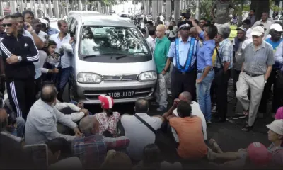 SCBG : des manifestants obstruent la circulation à la place d’Armes 