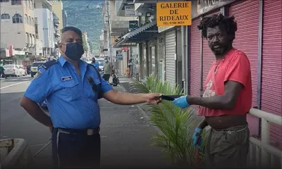 Un SDF échappe à une amende, un policier lui offre un masque