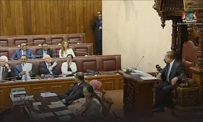 Le Speaker à Rajesh Bhagwan : «You are not the loudspeaker!»