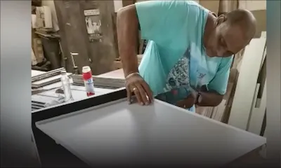 En plein confinement, il fabrique une table pour une étudiante en détresse
