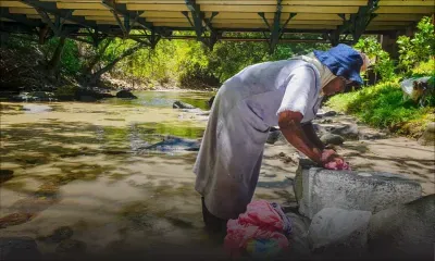 À 60 ans, elle fait toujours la lessive quotidienne à la rivière