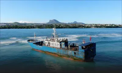 Le navire chinois échoué sur les récifs à Pointe-aux-Sables vu du ciel