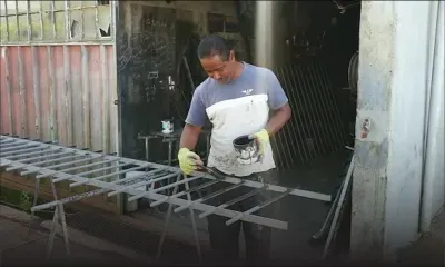 Vie d'artisan sous le confinement : forgeron depuis 30 ans, Pierre Shibchurn continue à battre le fer