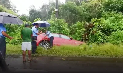 Une voiture fait une sortie de route à Wooton