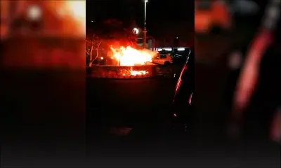 Flacq : une voiture prend feu sur l'aire de stationnement d'un centre commercial