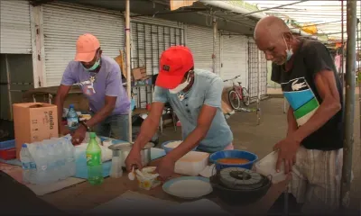 Mahébourg : Des SDF préparent et partagent des repas avec d’autres sans-abri