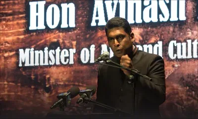 «Marse komie ou anvi marse, nou ena enn larout a fer, larout travay», dit le ministre Teeluck