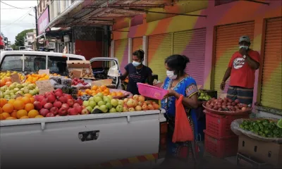 Solidarité par temps de confinement : un propriétaire de magasin vient en aide à un marchand de fruits