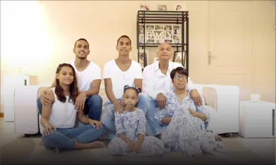 En plein confinement, une famille partage un chant d'espoir 