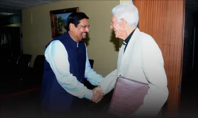 Mgr Maurice E. Piat satisfait du nouveau design des logements sociaux 