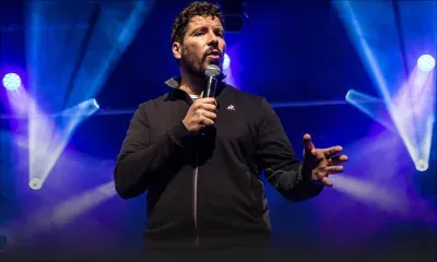 Spectacle d’humour : Redouane Bougheraba, l’expert du stand-up, débarque à Maurice 