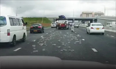 Trianon : des briques s’échappent d’un camion