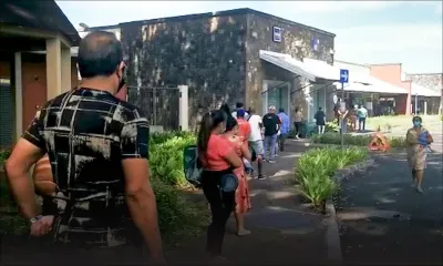 4e jour de confinement : des habitants de St-Pierre font leurs courses dans une ambiance bon enfant 