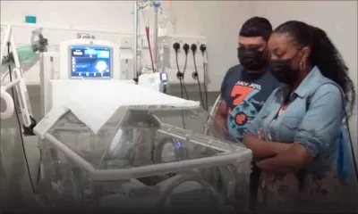 Né les intestins hors du corps : Maël, 6 semaines, a besoin de vous