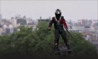 4 Minutes aux 4 Coins du Monde : Paris, un «homme volant» fait sensation hier au Défilé du 14 juillet sur les Champs-Elysées