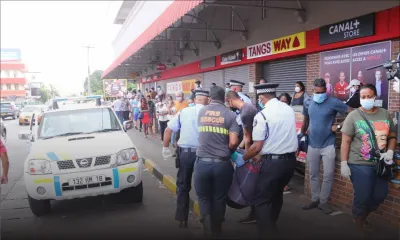 Il fait un malaise devant le supermarché Tangs Way