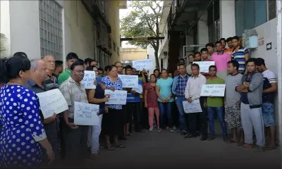 Tara Knitwear : des employés effectuent un sit-in devant leur usine