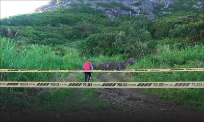 Des randonneurs escaladent Le Pouce malgré la chute de pierres