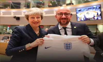 Mondial 2018 : le Premier ministre belge surprend Theresa May avec un maillot des Diables Rouges