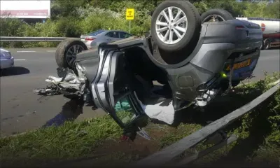 Réduit : une voiture s’écrase contre la barrière de sécurité et finit les quatre roues en l’air 