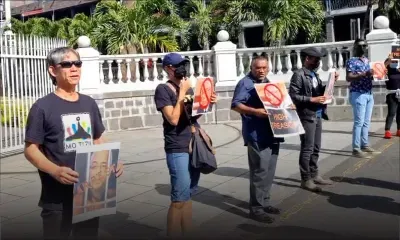 Affaire de « sniffing » : manif devant le Parlement par un groupe de personnes, mené par les activistes Ivan Bibi et Percy Yip Tong