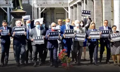 Action symbolique de l'opposition avant le début de la séance parlementaire