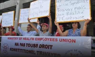 La Fédération des syndicats du secteur public manifeste devant les locaux du ministère de la Santé