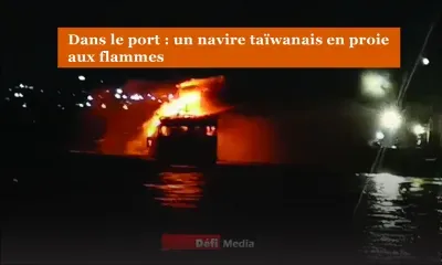 Dans le port : un navire taïwanais en proie aux flammes 