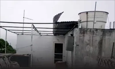 Tempête Calvinia - Á Rose-Hill, une feuille de tôle mal fixée risque de s'envoler ; attention danger !