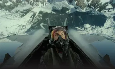 Tom Cruise dévoile la suite de "Top Gun" en équilibre sur un avion en vol