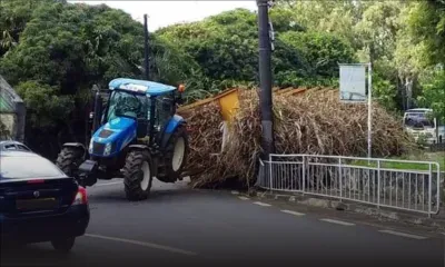 Grande-Rosalie : un tracteur avec une remorque se renverse, la circulation perturbée 