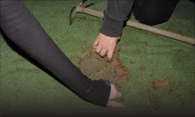 Sécheresse : des militants écologistes bouchent des trous de golfs avec du ciment