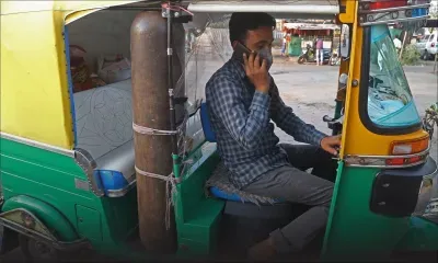 Inde: un chauffeur de tuk-tuk se change en ambulancier pour les pauvres