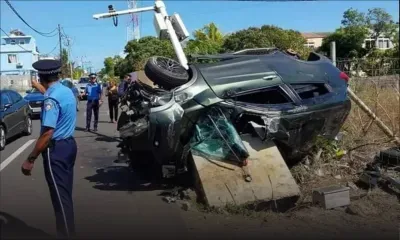 Saint-François : une voiture percute violemment un pylône 