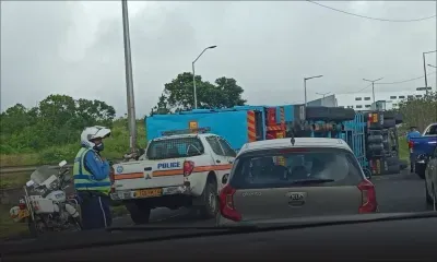 Embouteillage à Wooton : Un camion transportant des déchets se renverse