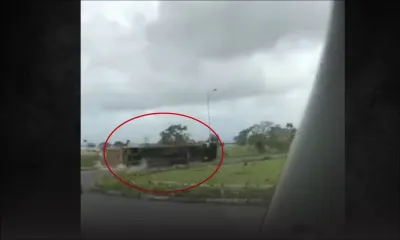 Rond-point de Rose-Belle : un camion transportant des déchets se renverse